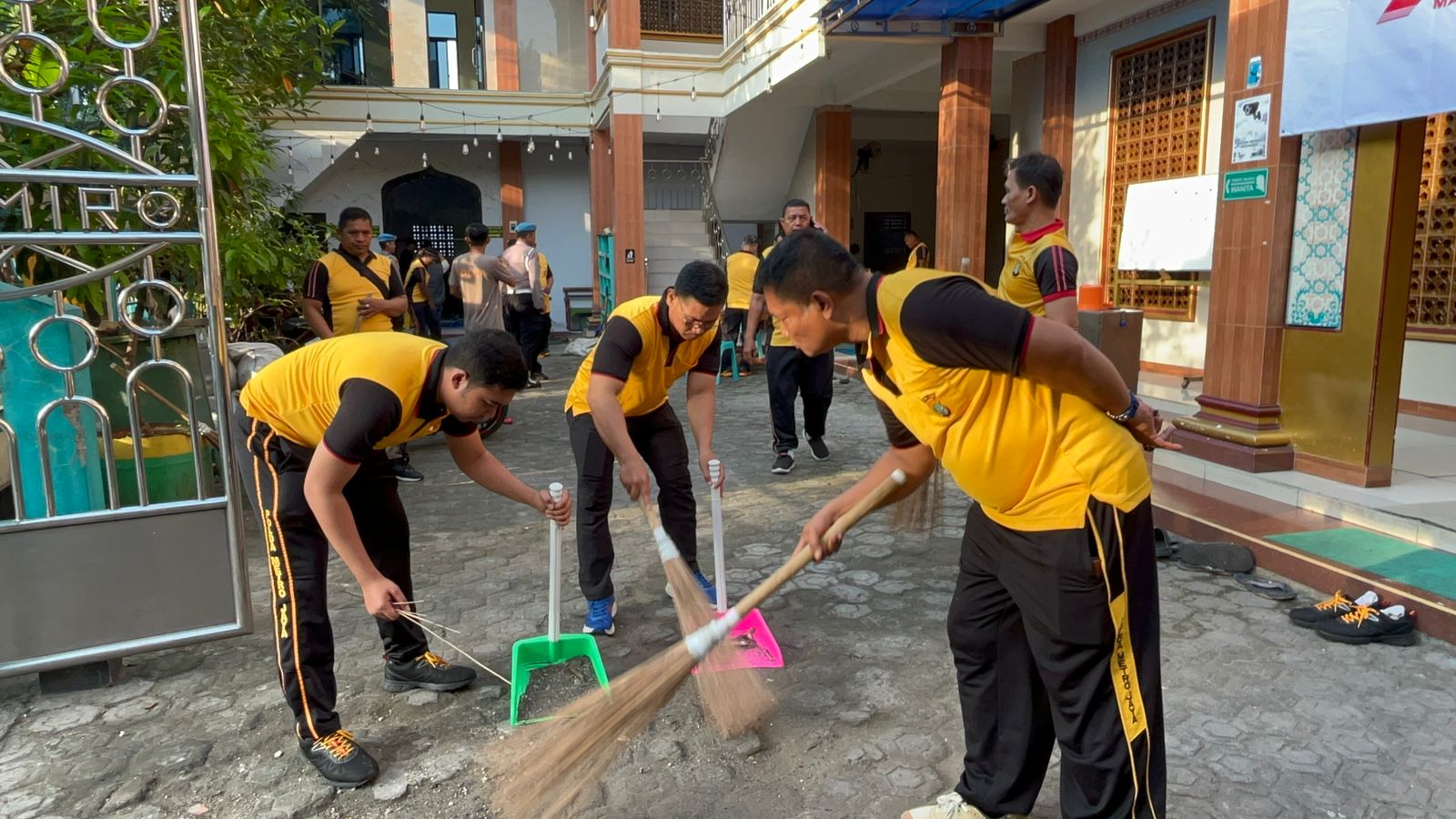 Sambut HUT Bhayangkara Polrestro Jakpus Gelar Bakti Religi di Mesjid Al Amir